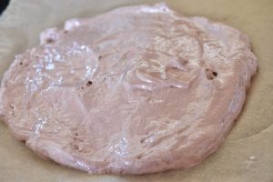 Chokolade pavlova opskrift - marengskage med bær & flødeskum