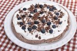 Chokolade pavlova opskrift - marengskage med bær & flødeskum