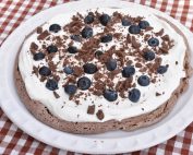 Chokolade pavlova opskrift - marengskage med bær & flødeskum