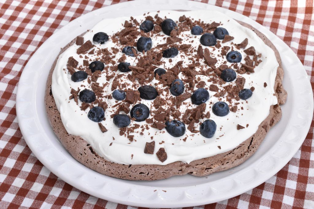 Chokolade pavlova opskrift - marengskage med bær & flødeskum