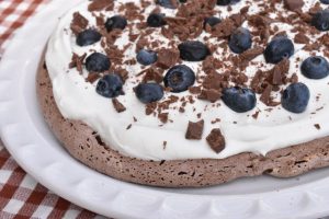 Chokolade pavlova opskrift - marengskage med bær & flødeskum