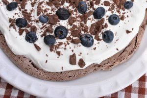 Chokolade pavlova opskrift - marengskage med bær & flødeskum