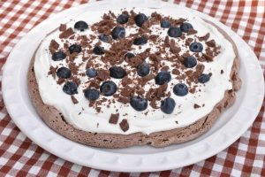 Chokolade pavlova opskrift - marengskage med bær & flødeskum