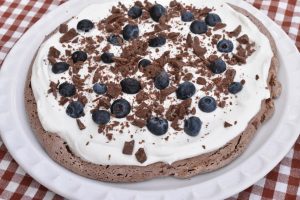Chokolade pavlova opskrift - marengskage med bær & flødeskum