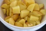Kartoffelsalat med asparges, tomat og dressing - opskrift