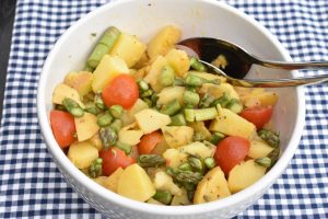 Kartoffelsalat med asparges, tomat og dressing - opskrift