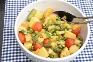 Kartoffelsalat med asparges, tomat og dressing - opskrift