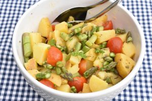 Kartoffelsalat med asparges, tomat og dressing - opskrift