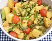 Kartoffelsalat med asparges, tomat og dressing - opskrift