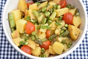 Kartoffelsalat med asparges, tomat og dressing - opskrift