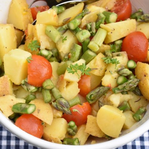 Kartoffelsalat med asparges, tomat og dressing - opskrift