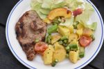Kartoffelsalat med asparges, tomat og dressing - opskrift