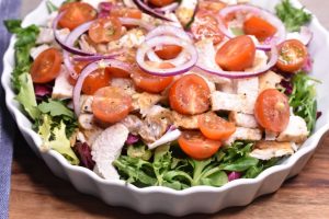 Salat med kylling - fyldig grøn salat med sprød kylling 