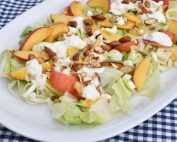 Salat med fersken og mozzarella - nem ferskensalat opskrift
