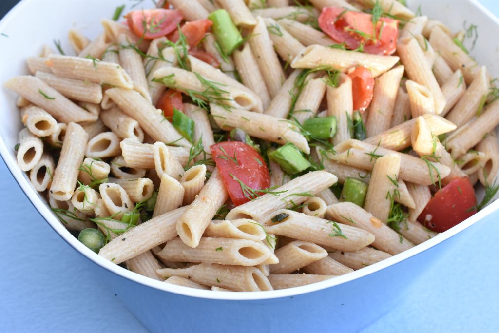 Pastasalat med asparges, dild og tomater - nem opskrift