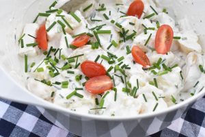 Gammeldags kartoffelsalat - opskrift på klassisk kartoffel salat 