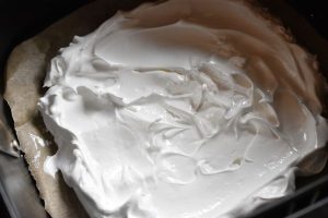 Pavlova i airfryer - opskrift på marengsbund
