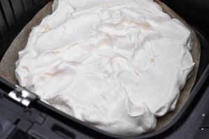 Pavlova i airfryer - marengsbund med bær og flødeskum