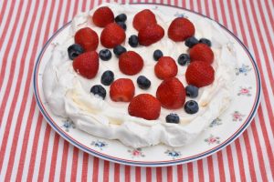 Pavlova i airfryer - marengsbund med bær og flødeskum