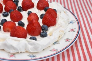 Pavlova i airfryer - marengsbund med bær og flødeskum