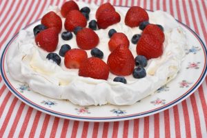 DSC_3848 • nogetiovnen.dk Pavlova i airfryer - marengsbund med bær og flødeskum