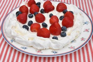 Pavlova i airfryer - marengsbund med bær og flødeskum