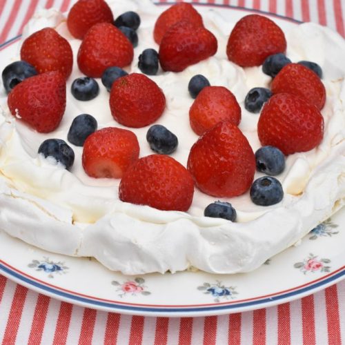 Marengsbund med jordbær - nem marengskage