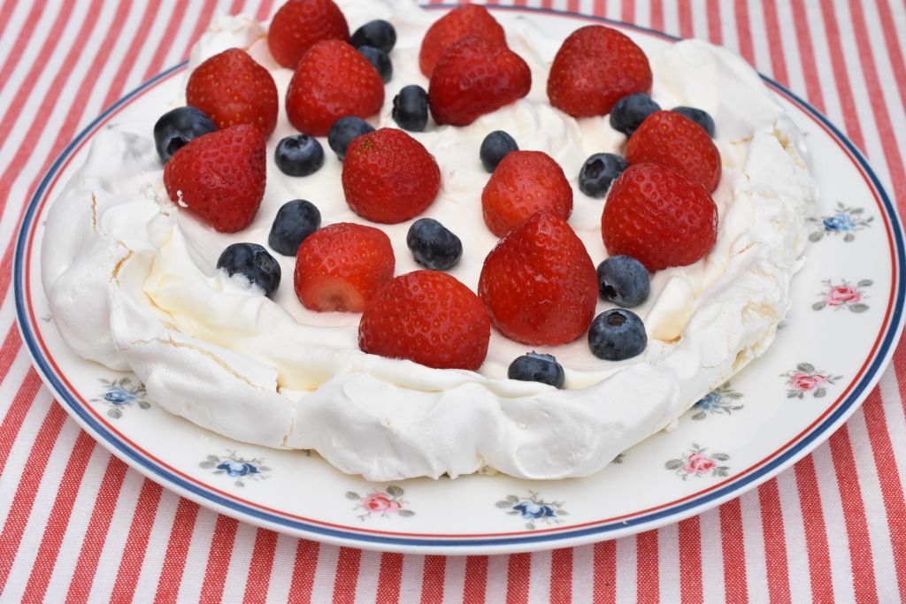 Marengsbund med jordbær - nem marengskage