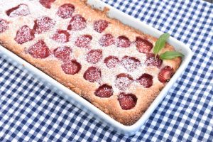 Mørdejstærte med jordbær og mazarinmasse - nem opskrift