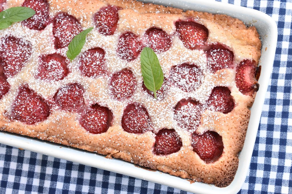 Mørdejstærte med jordbær og mazarinmasse - nem opskrift