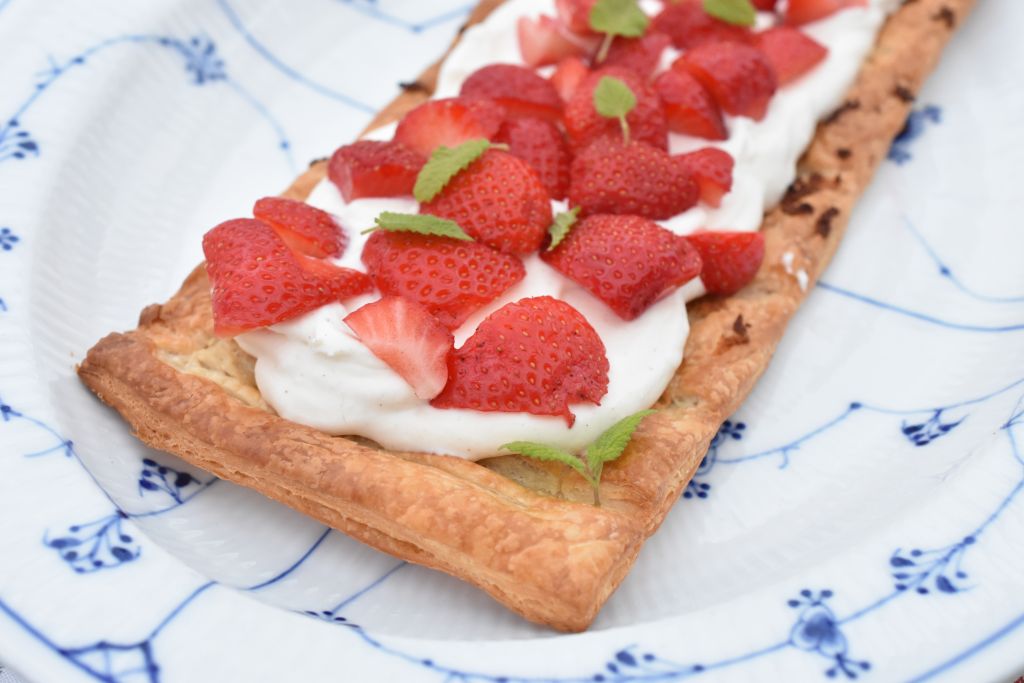Butterdejsstang med jordbær - nem jordbærtærte