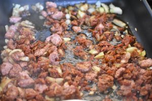 Pasta med salsiccia pølse, tomat og fløde - cremet pasta ret 