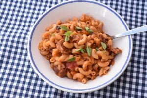 Pasta med salsiccia pølse, tomat og fløde - cremet pasta ret 