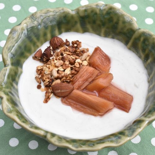 Skyr med rabarber og granola - nem sund dessert