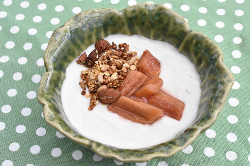Skyr med rabarber og granola - nem sund dessert