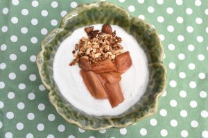 Skyr med rabarber og granola - nem sund dessert