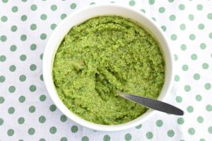 Hjemmelavet pesto - nem opskrift på grøn pesto