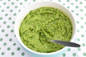 Hjemmelavet pesto - nem opskrift på grøn pesto