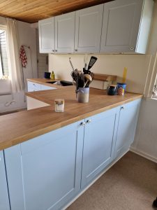 20240704_133936 • nogetiovnen.dk Nyt køkken i sommerhuset - se en forvandling