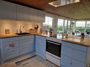 20240706_202932 • nogetiovnen.dk Nyt køkken i sommerhuset - se en forvandling