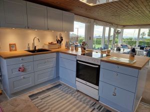 20240706_202941 • nogetiovnen.dk Nyt køkken i sommerhuset - se en forvandling