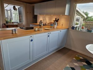 20240706_203009 • nogetiovnen.dk Nyt køkken i sommerhuset - se en forvandling