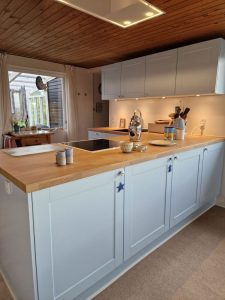 20240706_203017 • nogetiovnen.dk Nyt køkken i sommerhuset - se en forvandling