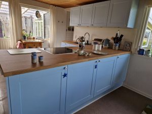 20240707_113538 • nogetiovnen.dk Nyt køkken i sommerhuset - se en forvandling