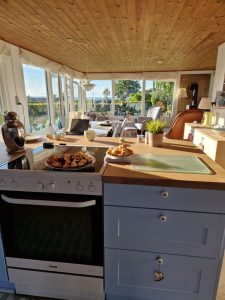 Jeg elsker vores nye køkken i sommerhuset!