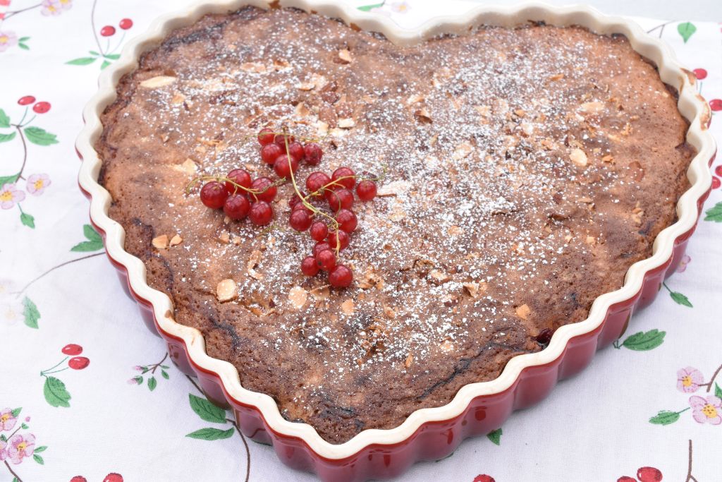 Vaniljekage med bær - nem svampet kage