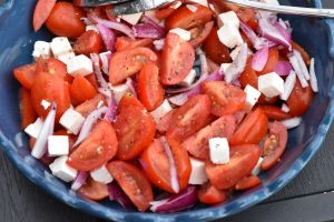 Tomatsalat med løg og dressing - nem salat med tomater 