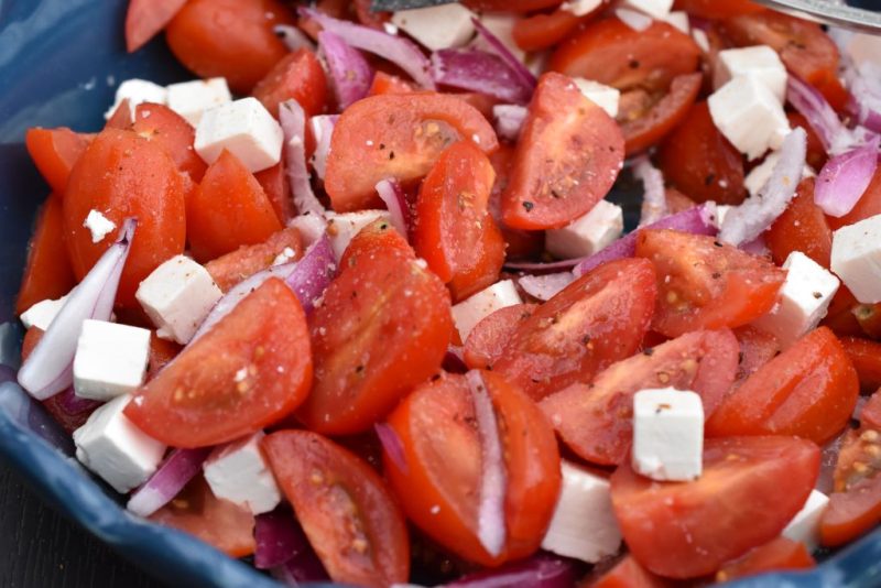 Tomatsalat med mozzarella, basilikum & rødløg