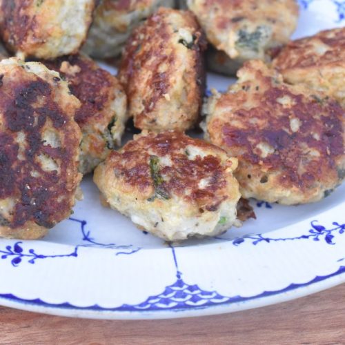 Kyllingefrikadeller med hytteost og havregryn