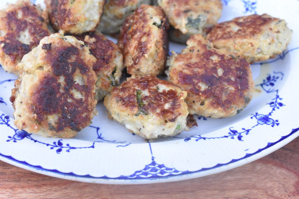 Kyllingefrikadeller med hytteost og havregryn